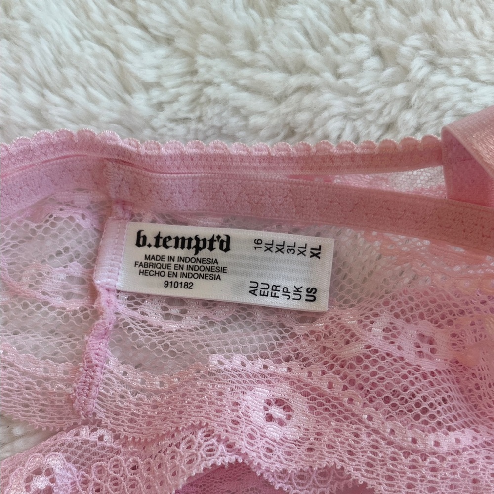 Elegant Pink Lace Bralette - Picture 3 of 3